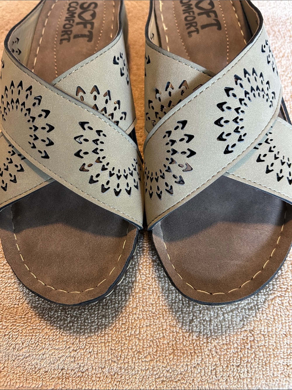NWOT Soft Comfort Women's Olive Green Crisscross Slide Sandals - Picture 2 of 6
